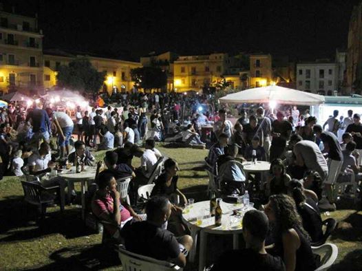 Giovani che socializzano in Piazza Magione di notte