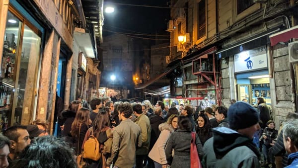 Strade affollate della Vucciria di notte